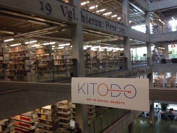Kitodo-Sticker auf einer Glaswand in einer Bibliothek